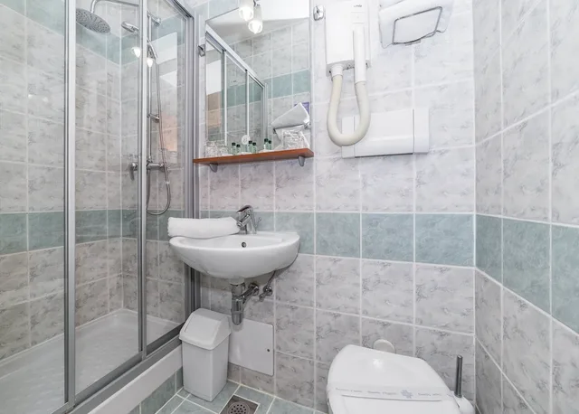 غرفة اقتصادية بثلاثة أسرّة بشرفة، Hotel Punta Vodice 9/10