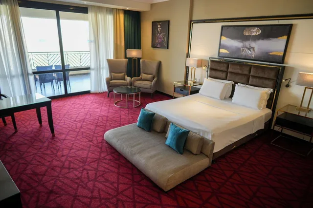 جناح بشرفة مع دخول الصالة، Radisson Blu Alexandria 1/6