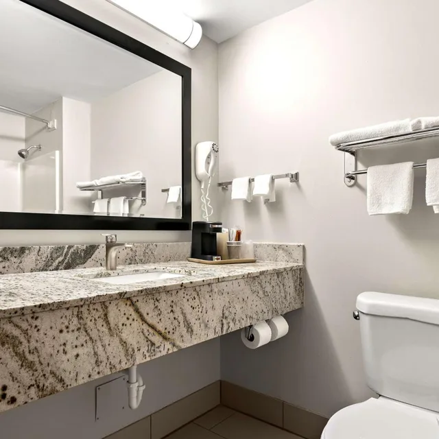 غرفة بسرير كوين بحوض استحمام لذوي الإعاقة، SureStay Plus Hotel by Best Western Tulsa East 7/9