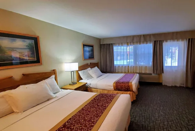 Room, 2 Queen Beds, Pool Side، Days Inn by Wyndham Penticton Conference Centre 1/7