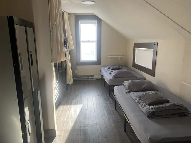 سكن مشترك مختلط بستة أسرّة وأسرّة بطابقين وثلاثة أسرّة، Canmore Hotel Hostel 1/1