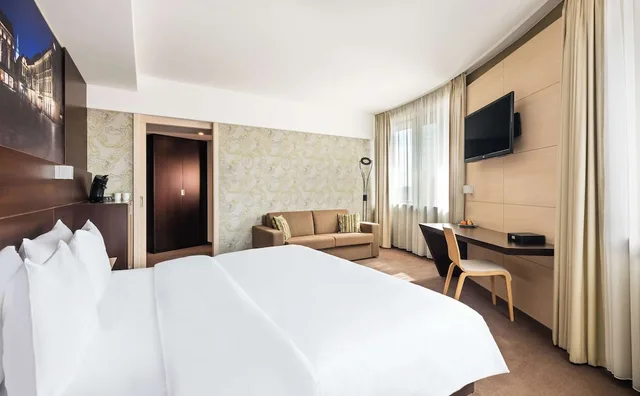 غرفة ديلوكس بسرير كينج بإطلالة على المدينة، Lindner Hotel Bratislava, Part of Jdv by Hyatt 1/2