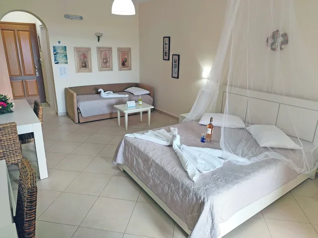غرفة ثلاثية بسرير كينج مع أريكة، Margaritari Hotel 1/8
