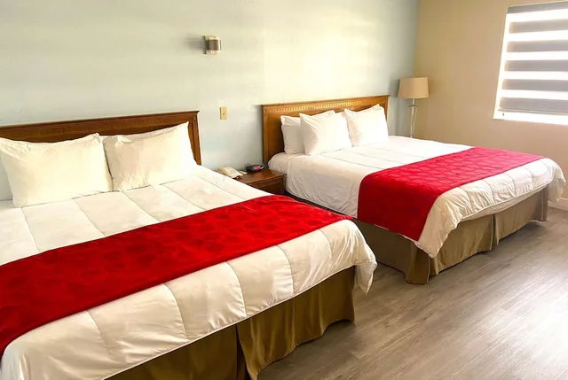 جناح بسريرين كينج بغرفة نوم واحدة، Ramada by Wyndham Los Angeles/Koreatown West 1/4