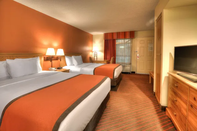 Standard, 2 Queen Beds, Econo Lodge Pigeon Forge Riverside 1/10