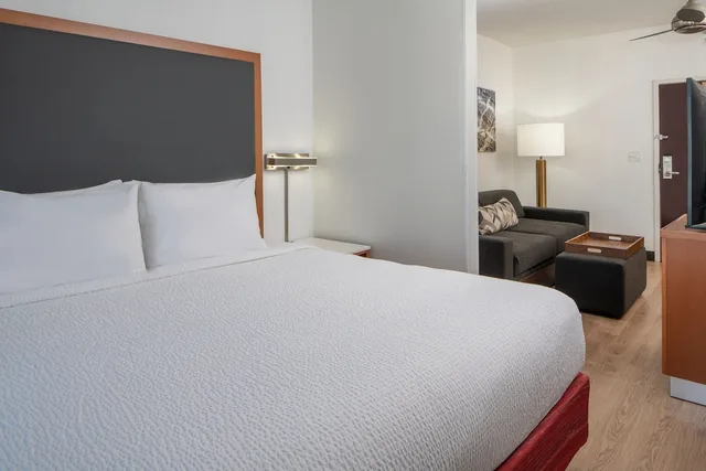 استوديو بسرير كينج بشرفة مع أريكة، SpringHill Suites by Marriott Charleston Riverview 1/3