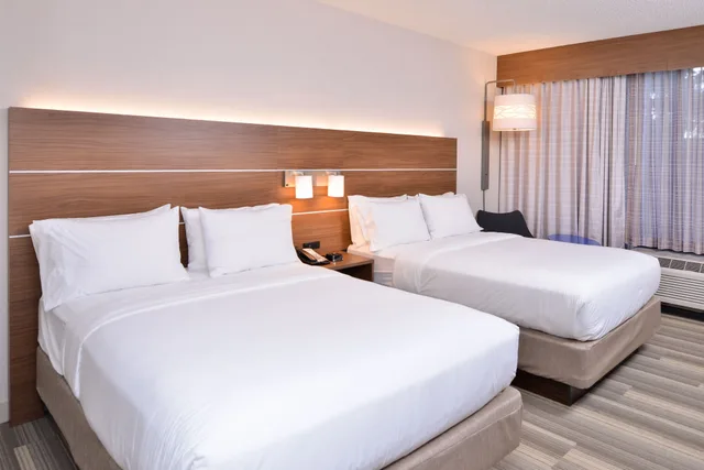 جناح بسريرين كوين مع أريكة، Holiday Inn Express Hotel and Suites Indianapolis Downtown Convention Center Area 1/8