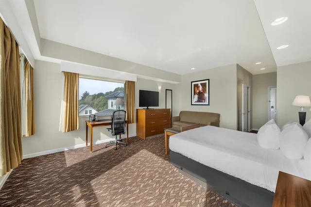 Standard, King Bed, Partial Harbour View، Best Western Plus Northwoods Inn 1/8