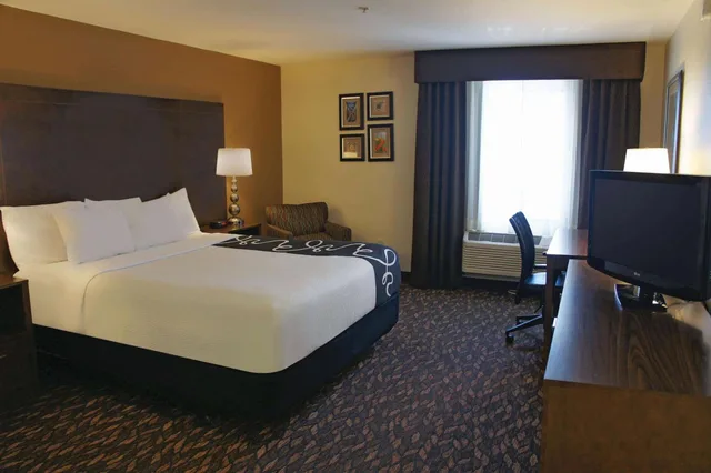 غرفة ديلوكس بسرير كينج، La Quinta Inn & Suites by Wyndham Oakland - Hayward 1/5