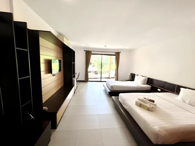 غرفة غراند ديلوكس بسرير مزدوج وسرير فردي بشرفة، Hotel La Villa Khon Kaen 1/2