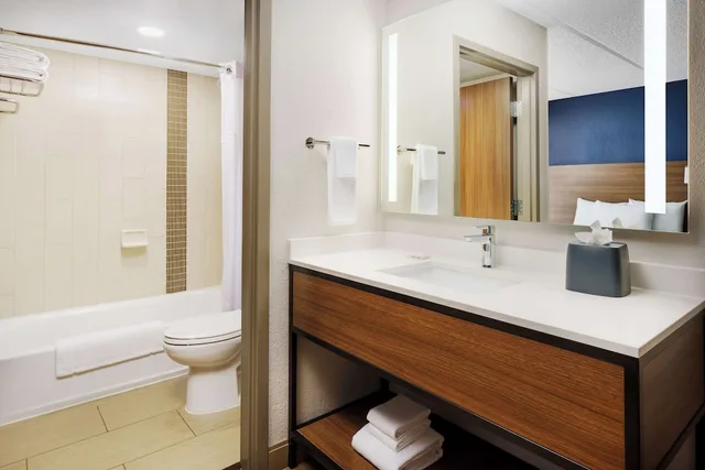 غرفة بسرير بطابقين وسريرين كوين مع أريكة، Hyatt Place Across from Universal Orlando Resort 3/3