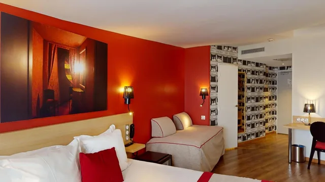 غرفة بسرير فردي وسرير كوين وسرير فردي وسرير كوين مع أريكة، Best Western Hotel Opera Drouot 1/8