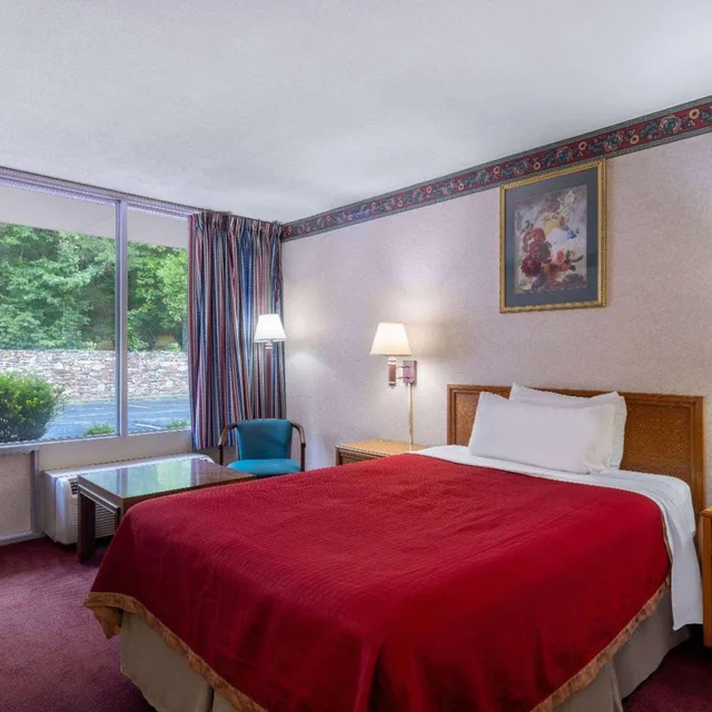غرفة بسرير مزدوج للمدخنين، Howard Johnson by Wyndham Salem Hotel & Conference Center 2/5
