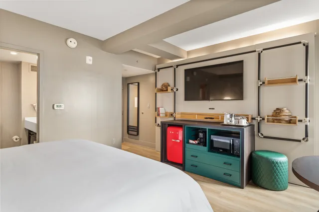 غرفة قياسية بسرير كينج بإطلالة على النهر، Hotel Indigo Baton Rouge Downtown 2/10