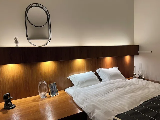 Deluxe, Queen Bed, Ocean View, Glymur 1/2