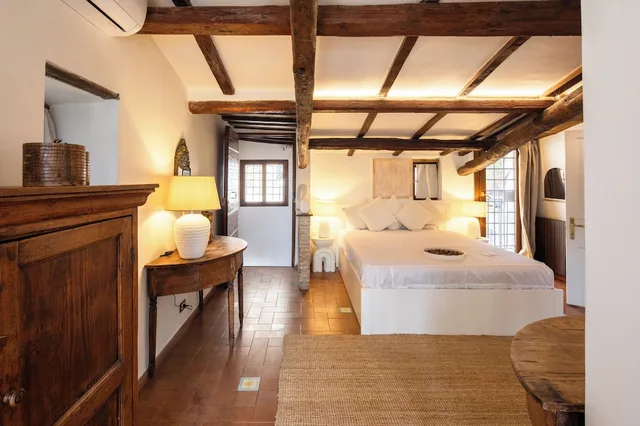 Deluxe, Apartment, 1 Queen and 1 Single Bed, Sofa, Bonsai Navona Deluxe 3/10