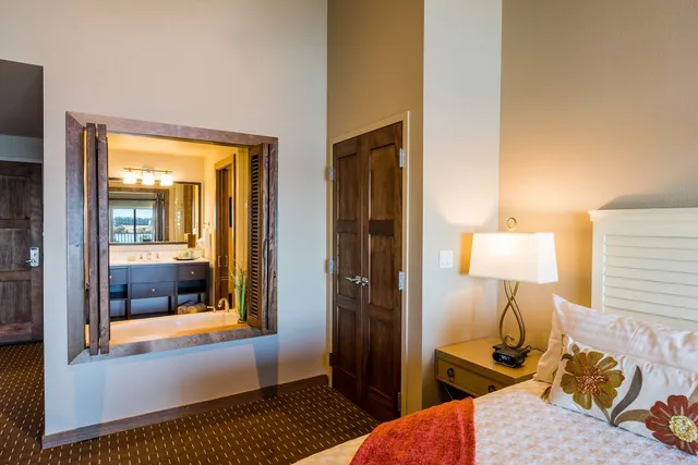 Grand, Premium, King Bed, River Front، The Lodge at Columbia Point 3/5