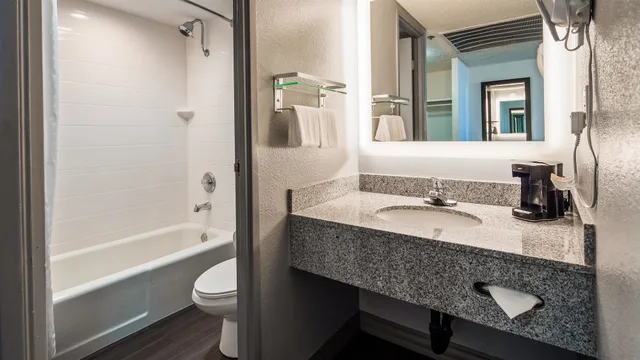 غرفة قياسية بسرير كينج بشرفة، Best Western Yacht Harbor Hotel 8/10