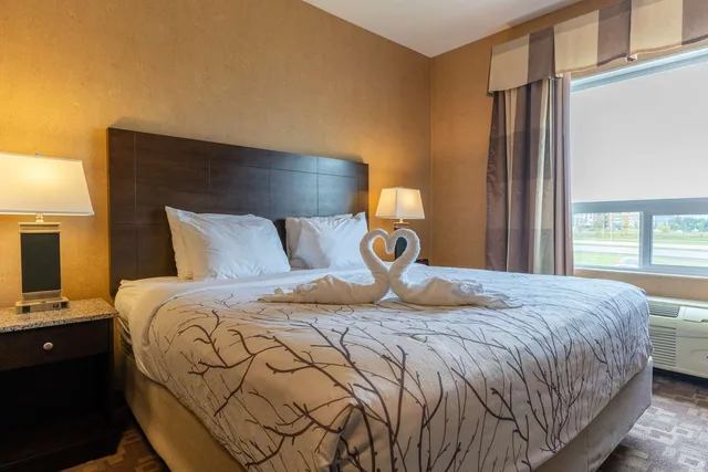 Room, King Bed, Best Western Plus South Edmonton Inn and Suites 2/4