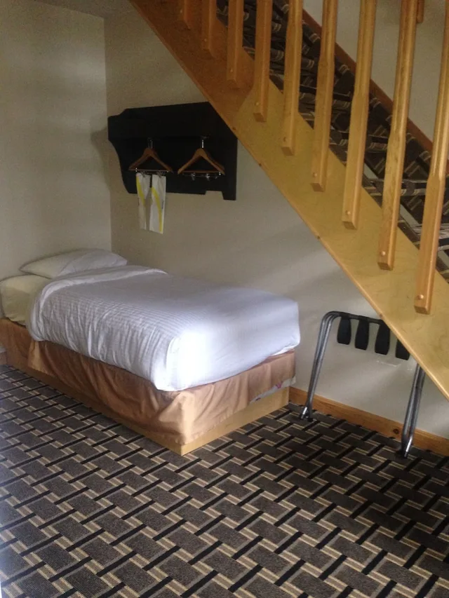 Loft, Suite, 1 Single and 2 Queen Beds, Kitchenette، Super 8 by Wyndham Valemount 2/5
