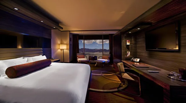 غرفة بسرير كينج بإطلالة على الجبل، M Resort Spa & Casino 1/3