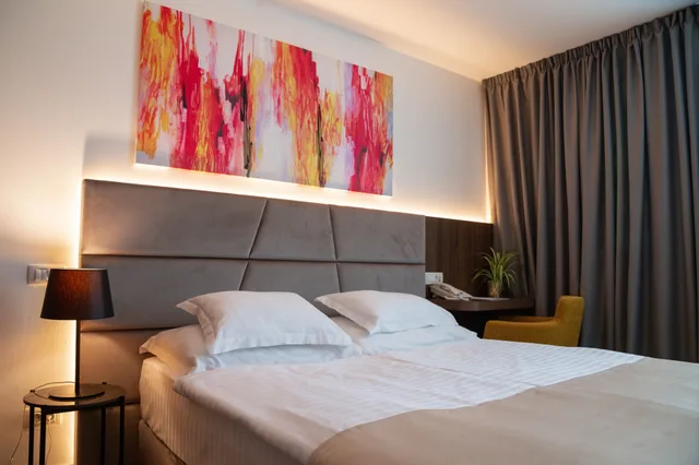 غرفة قياسية بسرير كوين بإطلالة جزئية على البحر، Paris Hotel 3/10