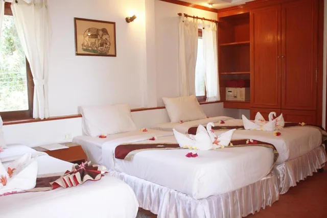 غرفة ثلاثية بإطلالة على الحديقة بشرفة، Samui Honey Cottages Beach Resort 1/1