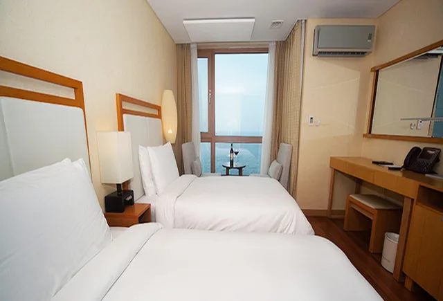 غرفة قياسية بسريرين منفصلين بإطلالة على البحر، Ocean Suites Hotel Jeju 1/1