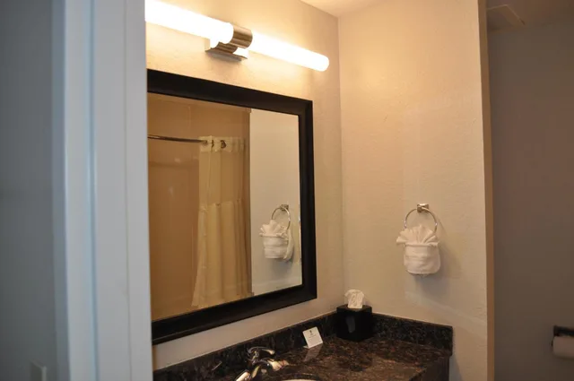 جناح بسرير كينج مع أريكة بمطبخ صغير، Best Western Heritage Inn & Suites 2/2