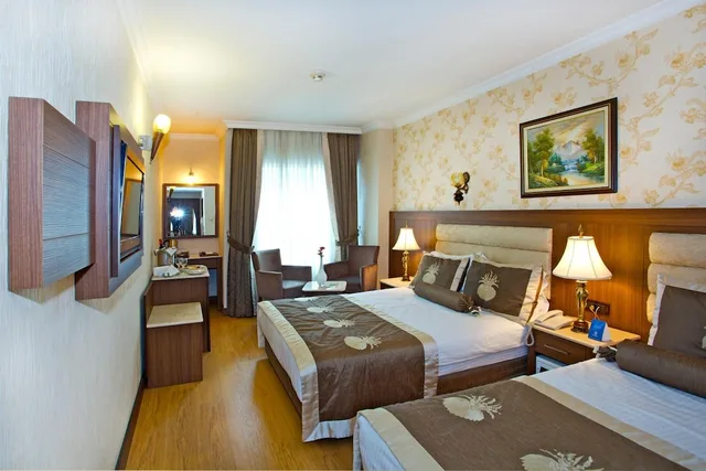 غرفة قياسية بسرير مزدوج وسرير فردي، Grand Hilarium Hotel 3/10