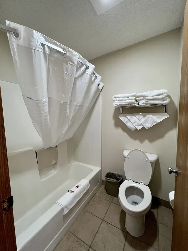 جناح بسريرين كوين، Reston Inn & Suites 10/10