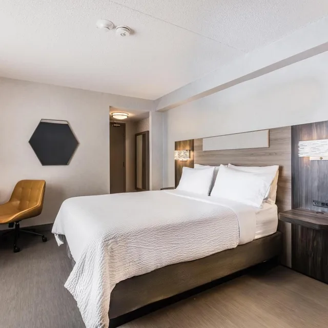 غرفة قياسية ركنية بسرير كينج وسرير كوين، Holiday Inn Express Toronto North York 3/10