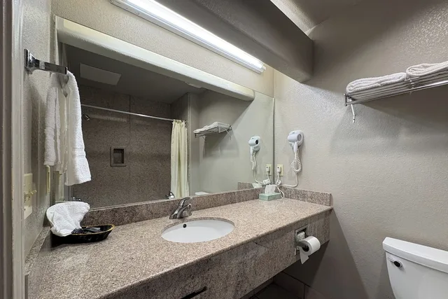 غرفة بسريرين كينج للمدخنين بمطبخ صغير، Regency Inn & Suites By Capital O Houston IAH Airport 9/10