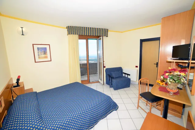 غرفة بسرير كوين، Hotel Lo Smeraldo 1/2