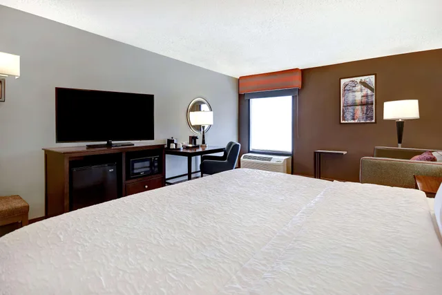 غرفة بسرير كينج، Hampton Inn & Suites Alexandria Old Town Area South 1/3
