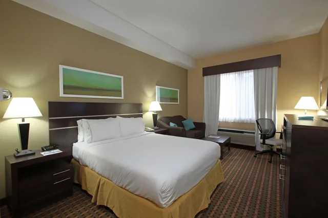 غرفة قياسية بسرير كينج مع أريكة لذوي الإعاقة، Holiday Inn Express Vernon 1/4