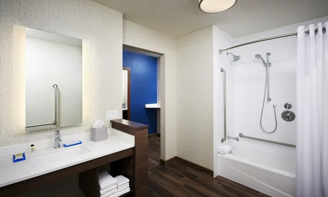 Standard, King Bed, Accessible, Holiday Inn Express And Suites Brantford 1/2