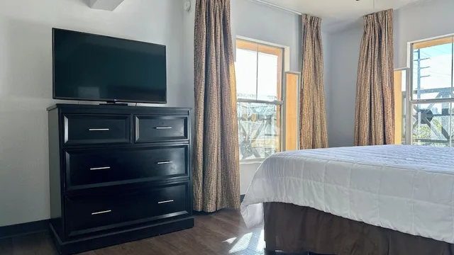 Efficiency, Suite, 1 King and 2 Double Beds، MainStay Suites Las Vegas Flamingo 7/10