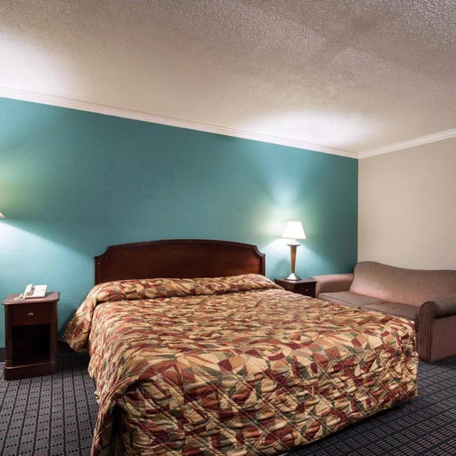 Room, King Bed, Smoking, Rodeway Inn Syracuse Carrier Circle 2/4
