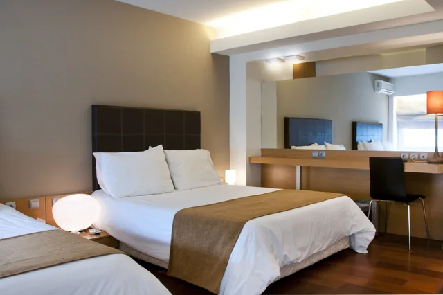 Junior Suite, 2 King Beds, Capsis Hotel Thessaloniki 4/10