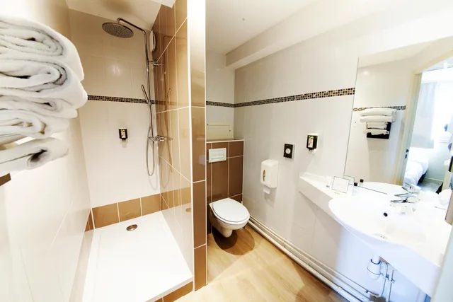 غرفة ثلاثية بسرير كوين، Comfort Hotel Clermont Saint-Jacques 9/9