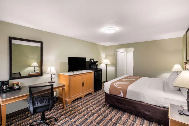 Room, King Bed, QUALITY INN AND SUITES PLANO EAST RICHARDSON 4/8