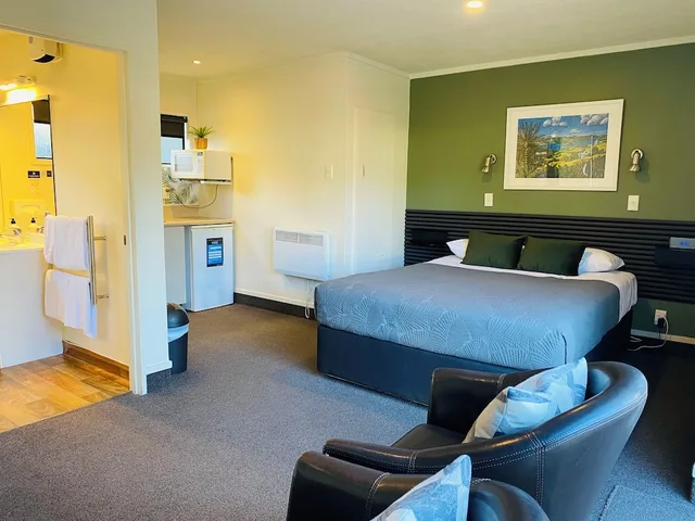 Studio, Commodore Motels 3/5
