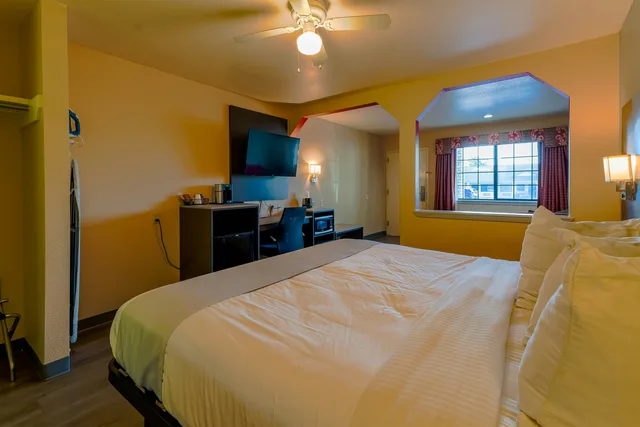 غرفة بريميوم بسرير كينج، Oyo Hotel Yoakum West 2/9