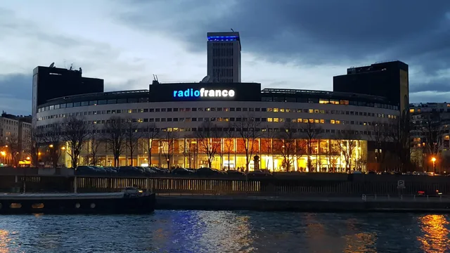 غرفة متصلة، Hotel Eiffel Kennedy 1/3