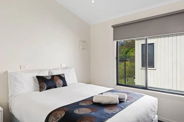 كابينة ديلوكس بسرير كوين وسريرين فرديين، DISCOVERY PARKS GEELONG 1/2