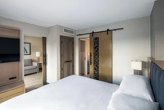 جناح كلوب بسرير كينج مع أريكة، Sheraton Suites Columbus 3/4