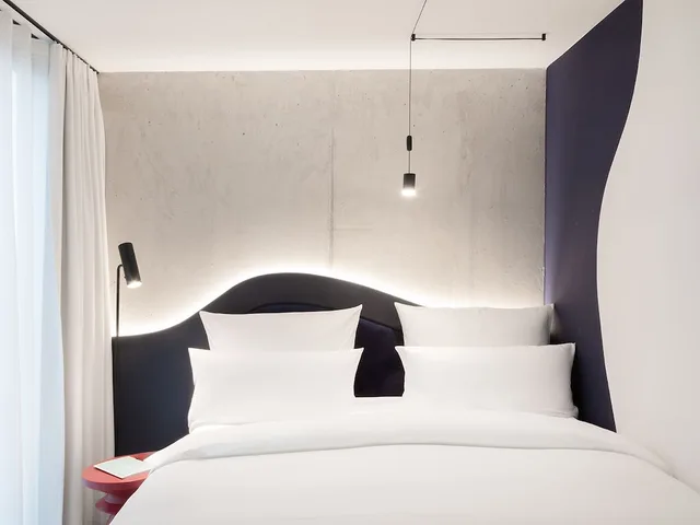Urban, Queen Bed, KPM Hotel and Residences 2/5