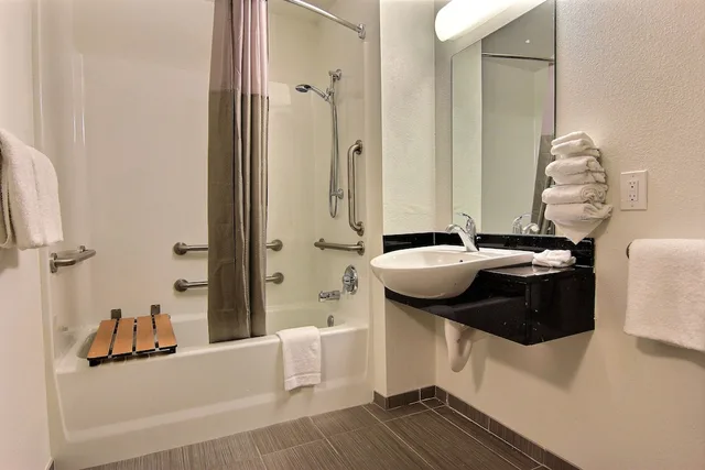 غرفة قياسية بسريرين مزدوجين لذوي الإعاقة، Studio6 Extended Stay - Austin, TX - Northwest 10/10