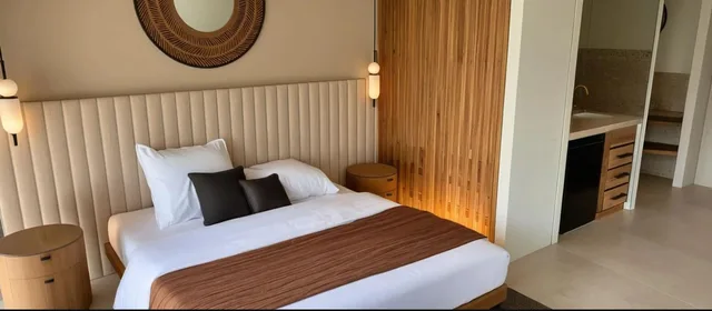 Junior Suite, Outdoor Jetted Tub، Royal Hotel and Suites 2/7